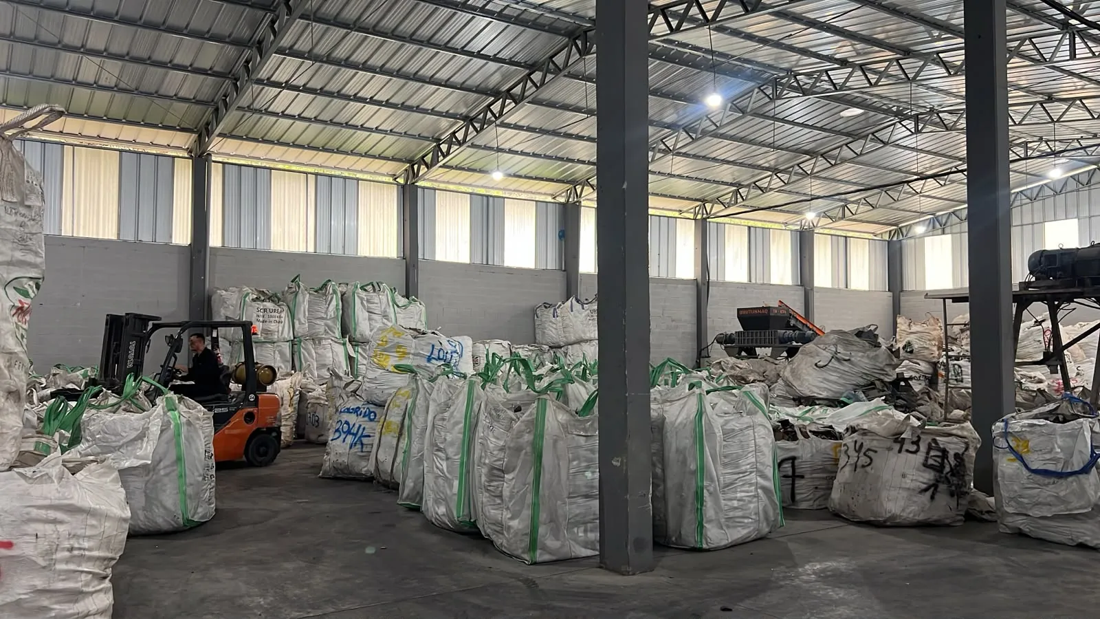 Estrutura do galpão, com capacidade para grandes volumes