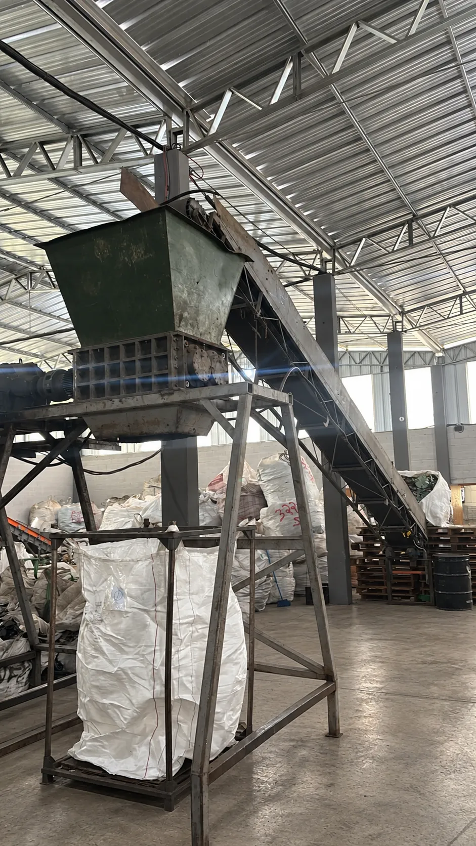 Equipe realizando triagem e separação de materiais