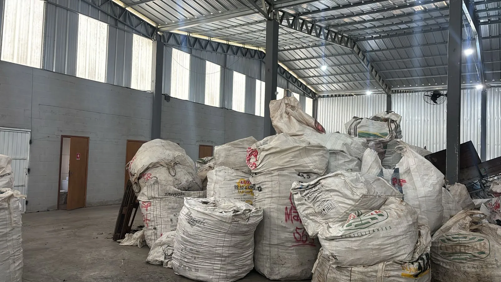 Estoque organizado por tipo de material (plásticos, metais)